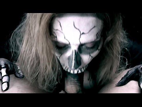 ❤️ ʻO ke kaikamahine daimonio e omo ana i ka moa me kona waha ʻeleʻele a me ka ʻai ʻana. ️ Quality sex ma haw.superpornpics.ru ☑